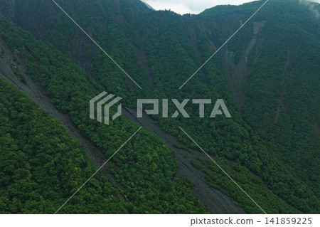 空拍照片捕捉了靜岡縣大谷崩的陡峭山坡和霧氣。 空拍照片捕捉了靜岡縣大谷崩的陡峭山坡和霧氣。 141859225