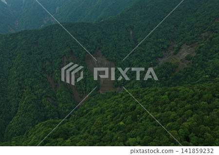 靜岡縣靜岡市大谷崩的山坡滑坡現場及邊坡防護工程的空拍照片。 141859232
