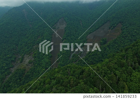 空拍照片顯示了靜岡縣大谷崩塌的邊坡和邊坡防護工程。 空拍照片顯示了靜岡縣大谷崩塌的邊坡和邊坡防護工程。 141859233