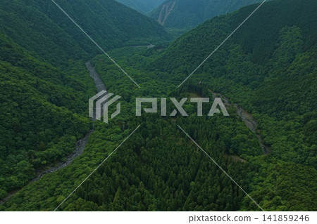 Aerial photograph capturing the mountain range and stream of Otani-kuzure, Shizuoka Prefecture. Aerial photograph capturing the mountain range and stream of Otani-kuzure, Shizuoka Prefecture. 141859246