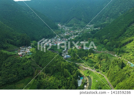 從空中俯瞰靜岡縣宇都木村的茶園和梯田。 從空中俯瞰靜岡縣宇都木村的茶園和梯田。 141859286