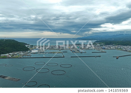 一張空拍照片,展現了和歌山縣串本町的圓形養魚場和港口。 一張空拍照片,展現了和歌山縣串本町的圓形養魚場和港口。 141859369