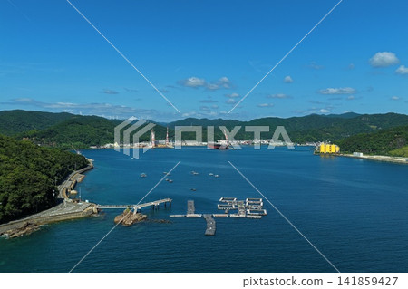 空拍照片展現了和歌山縣由良町的海灣和工業港口。 空拍照片展現了和歌山縣由良町的海灣和工業港口。 141859427