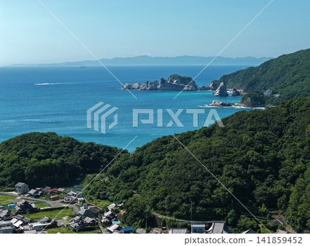 空拍照片捕捉了和歌山縣由良町的海灣、礁石和居民點。 空拍照片捕捉了和歌山縣由良町的海灣、礁石和居民點。 141859452