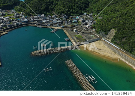 空拍照片展現了和歌山縣由良町的漁港和沿海居民點。 空拍照片展現了和歌山縣由良町的漁港和沿海居民點。 141859454