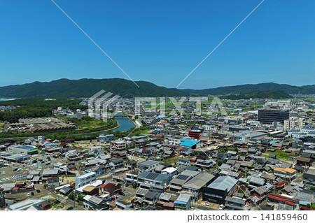 空拍照片展現了和歌山縣五保市及其河流和山脈。 空拍照片展現了和歌山縣五保市及其河流和山脈。 141859460