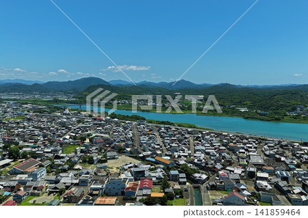 空拍照片,展現了和歌山縣五保市的居民區和河流。 空拍照片,展現了和歌山縣五保市的居民區和河流。 141859464