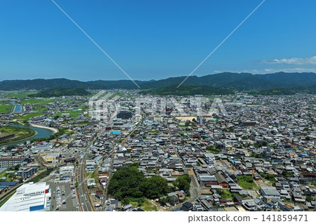 空拍照片,展現了和歌山縣五保市的城區、河流和農田。 空拍照片,展現了和歌山縣五保市的城區、河流和農田。 141859471