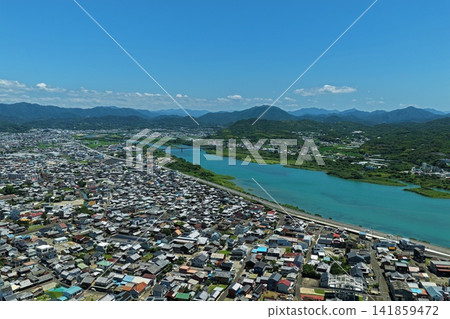拍攝和歌山縣五保市河流、橋樑和居民區的空拍照片。 141859472