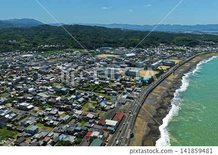 空拍照片,展現了和歌山縣美奈邊町的海岸線和住宅區。 空拍照片,展現了和歌山縣美奈邊町的海岸線和住宅區。 141859481