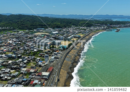 空拍照片,展現了和歌山縣美奈邊市的海岸線和城鎮風貌。 空拍照片,展現了和歌山縣美奈邊市的海岸線和城鎮風貌。 141859482
