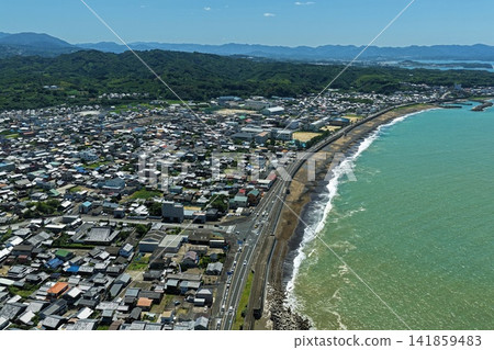 空拍照片,展現了和歌山縣美奈邊市的海岸線和城鎮風貌。 空拍照片,展現了和歌山縣美奈邊市的海岸線和城鎮風貌。 141859483