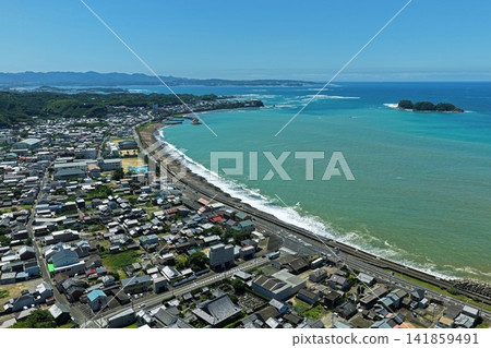 Aerial photograph capturing the coastline and residential area of Minabe Town, Wakayama Prefecture. Aerial photograph capturing the coastline and residential area of Minabe Town, Wakayama Prefecture. 141859491