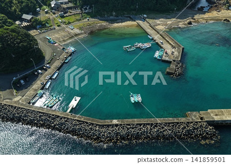 一張空拍照片,展現了和歌山縣串本町的漁港和清澈見底的海水。 一張空拍照片,展現了和歌山縣串本町的漁港和清澈見底的海水。 141859501