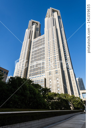 Low-angle view of the Tokyo Metropolitan Government Building No.1 in Nishishinjuku, Shinjuku, Tokyo, Japan. 141859635