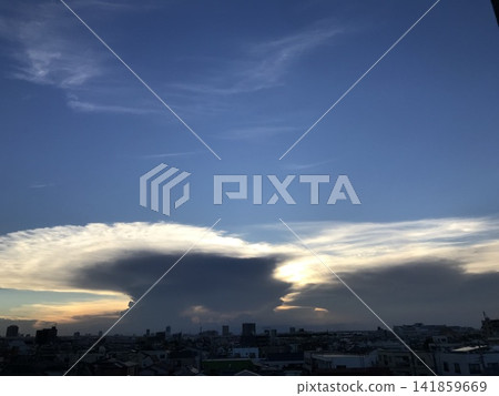 居民區上空出現了縷縷雲霧。 141859669