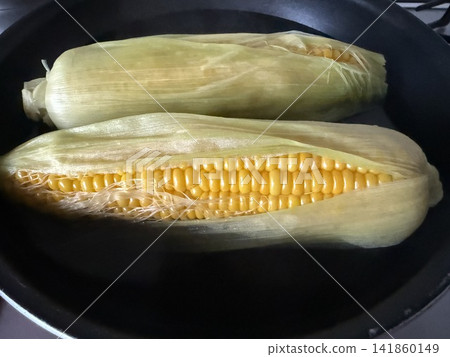 用煎鍋煮的玉米 用煎鍋煮的玉米 141860149
