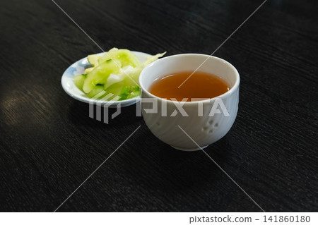 蕎麥麵館提供的開胃菜(泡菜和蕎麥麵茶) 蕎麥麵館提供的開胃菜(泡菜和蕎麥麵茶) 141860180