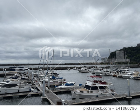 停泊在熱海碼頭的遊艇和巡洋艦 停泊在熱海碼頭的遊艇和巡洋艦 141860780
