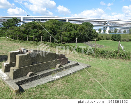 位於東京港區台場公園(第三台場)的砲台和防禦工事遺址。 位於東京港區台場公園(第三台場)的砲台和防禦工事遺址。 141861162