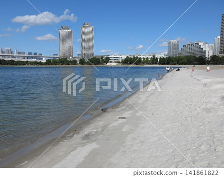 台場海灘位於東京都港區台場海濱公園內。 台場海灘位於東京都港區台場海濱公園內。 141861822