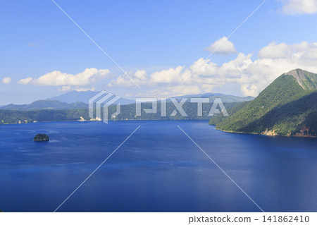 摩週湖(位於日本北海道,擁有日本最清澈的湖水,是繼俄羅斯貝加爾湖之後世界第二清澈的湖水) 摩週湖(位於日本北海道,擁有日本最清澈的湖水,是繼俄羅斯貝加爾湖之後世界第二清澈的湖水) 141862410