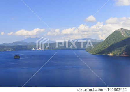 摩週湖(位於日本北海道,擁有日本最清澈的湖水,是繼俄羅斯貝加爾湖之後世界第二清澈的湖水) 摩週湖(位於日本北海道,擁有日本最清澈的湖水,是繼俄羅斯貝加爾湖之後世界第二清澈的湖水) 141862411