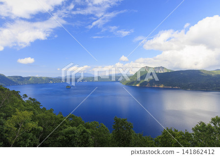 摩週湖(位於日本北海道,擁有日本最清澈的湖水,是繼俄羅斯貝加爾湖之後世界第二清澈的湖水) 摩週湖(位於日本北海道,擁有日本最清澈的湖水,是繼俄羅斯貝加爾湖之後世界第二清澈的湖水) 141862412