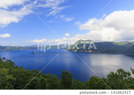摩週湖(位於日本北海道,擁有日本最清澈的湖水,是繼俄羅斯貝加爾湖之後世界第二清澈的湖水) 摩週湖(位於日本北海道,擁有日本最清澈的湖水,是繼俄羅斯貝加爾湖之後世界第二清澈的湖水) 141862417