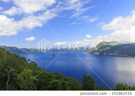 摩週湖(位於日本北海道,擁有日本最清澈的湖水,是繼俄羅斯貝加爾湖之後世界第二清澈的湖水) 摩週湖(位於日本北海道,擁有日本最清澈的湖水,是繼俄羅斯貝加爾湖之後世界第二清澈的湖水) 141862418