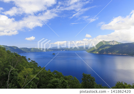 摩週湖(位於日本北海道,擁有日本最清澈的湖水,是繼俄羅斯貝加爾湖之後世界第二清澈的湖水) 摩週湖(位於日本北海道,擁有日本最清澈的湖水,是繼俄羅斯貝加爾湖之後世界第二清澈的湖水) 141862420