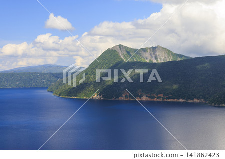 摩週湖(位於日本北海道,擁有日本最清澈的湖水,是繼俄羅斯貝加爾湖之後世界第二清澈的湖水) 摩週湖(位於日本北海道,擁有日本最清澈的湖水,是繼俄羅斯貝加爾湖之後世界第二清澈的湖水) 141862423