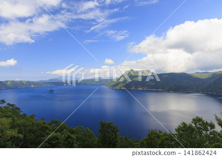 摩週湖(位於日本北海道,擁有日本最清澈的湖水,是繼俄羅斯貝加爾湖之後世界第二清澈的湖水) 摩週湖(位於日本北海道,擁有日本最清澈的湖水,是繼俄羅斯貝加爾湖之後世界第二清澈的湖水) 141862424