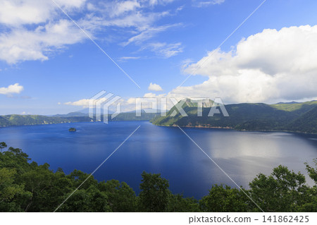 摩週湖(位於日本北海道,擁有日本最清澈的湖水,是繼俄羅斯貝加爾湖之後世界第二清澈的湖水) 摩週湖(位於日本北海道,擁有日本最清澈的湖水,是繼俄羅斯貝加爾湖之後世界第二清澈的湖水) 141862425