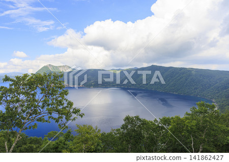 摩週湖(位於日本北海道,擁有日本最清澈的湖水,是繼俄羅斯貝加爾湖之後世界第二清澈的湖水) 摩週湖(位於日本北海道,擁有日本最清澈的湖水,是繼俄羅斯貝加爾湖之後世界第二清澈的湖水) 141862427