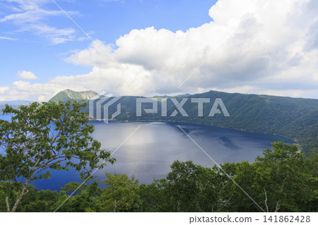 摩週湖(位於日本北海道,擁有日本最清澈的湖水,是繼俄羅斯貝加爾湖之後世界第二清澈的湖水) 摩週湖(位於日本北海道,擁有日本最清澈的湖水,是繼俄羅斯貝加爾湖之後世界第二清澈的湖水) 141862428