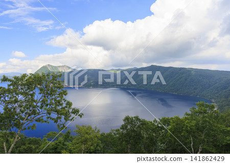 摩週湖（位於日本北海道，擁有日本最清澈的湖水，是繼俄羅斯貝加爾湖之後世界第二清澈的湖水） 141862429