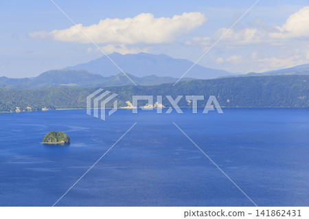 摩週湖(位於日本北海道,擁有日本最清澈的湖水,是繼俄羅斯貝加爾湖之後世界第二清澈的湖水) 摩週湖(位於日本北海道,擁有日本最清澈的湖水,是繼俄羅斯貝加爾湖之後世界第二清澈的湖水) 141862431