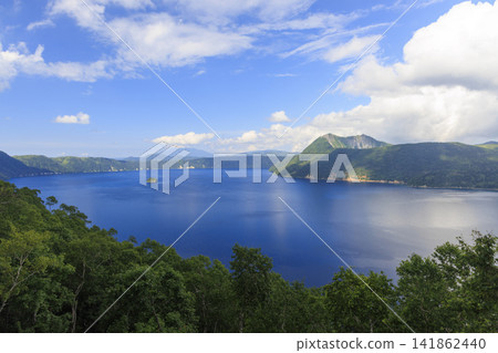 摩週湖(位於日本北海道,擁有日本最清澈的湖水,是繼俄羅斯貝加爾湖之後世界第二清澈的湖水) 摩週湖(位於日本北海道,擁有日本最清澈的湖水,是繼俄羅斯貝加爾湖之後世界第二清澈的湖水) 141862440
