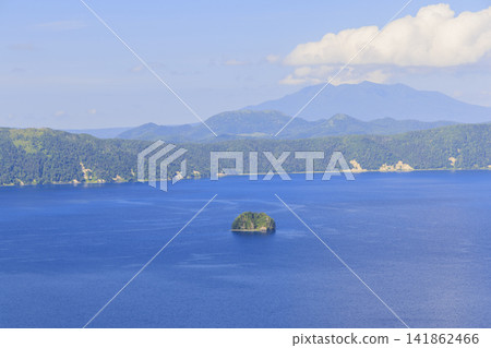 摩週湖(位於日本北海道,擁有日本最清澈的湖水,是繼俄羅斯貝加爾湖之後世界第二清澈的湖水) 摩週湖(位於日本北海道,擁有日本最清澈的湖水,是繼俄羅斯貝加爾湖之後世界第二清澈的湖水) 141862466