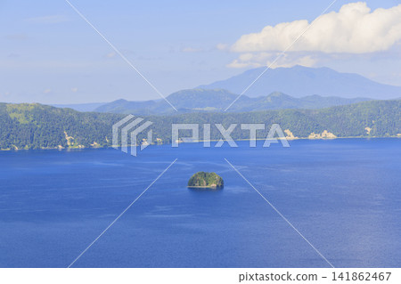摩週湖(位於日本北海道,擁有日本最清澈的湖水,是繼俄羅斯貝加爾湖之後世界第二清澈的湖水) 摩週湖(位於日本北海道,擁有日本最清澈的湖水,是繼俄羅斯貝加爾湖之後世界第二清澈的湖水) 141862467