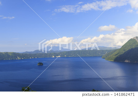 摩週湖(位於日本北海道,擁有日本最清澈的湖水,是繼俄羅斯貝加爾湖之後世界第二清澈的湖水) 摩週湖(位於日本北海道,擁有日本最清澈的湖水,是繼俄羅斯貝加爾湖之後世界第二清澈的湖水) 141862471