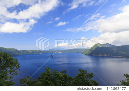 摩週湖(位於日本北海道,擁有日本最清澈的湖水,是繼俄羅斯貝加爾湖之後世界第二清澈的湖水) 摩週湖(位於日本北海道,擁有日本最清澈的湖水,是繼俄羅斯貝加爾湖之後世界第二清澈的湖水) 141862477