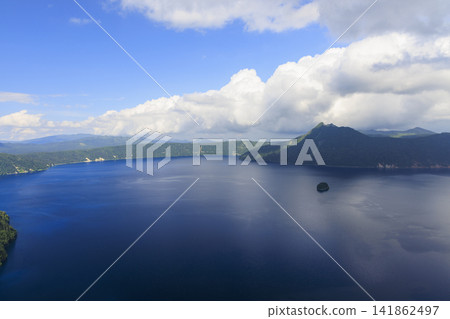 摩週湖(位於日本北海道,擁有日本最清澈的湖水,是繼俄羅斯貝加爾湖之後世界第二清澈的湖水) 摩週湖(位於日本北海道,擁有日本最清澈的湖水,是繼俄羅斯貝加爾湖之後世界第二清澈的湖水) 141862497