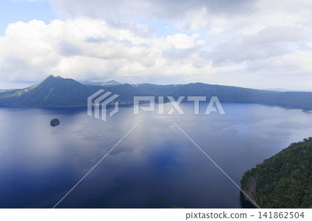 摩週湖(位於日本北海道,擁有日本最清澈的湖水,是繼俄羅斯貝加爾湖之後世界第二清澈的湖水) 摩週湖(位於日本北海道,擁有日本最清澈的湖水,是繼俄羅斯貝加爾湖之後世界第二清澈的湖水) 141862504
