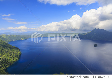 摩週湖(位於日本北海道,擁有日本最清澈的湖水,是繼俄羅斯貝加爾湖之後世界第二清澈的湖水) 摩週湖(位於日本北海道,擁有日本最清澈的湖水,是繼俄羅斯貝加爾湖之後世界第二清澈的湖水) 141862505
