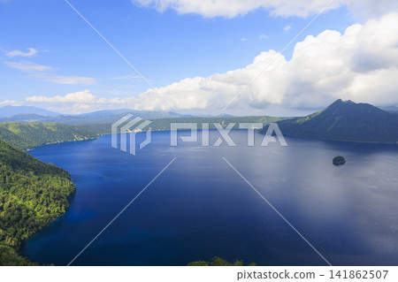 摩週湖(位於日本北海道,擁有日本最清澈的湖水,是繼俄羅斯貝加爾湖之後世界第二清澈的湖水) 摩週湖(位於日本北海道,擁有日本最清澈的湖水,是繼俄羅斯貝加爾湖之後世界第二清澈的湖水) 141862507