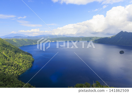 摩週湖(位於日本北海道,擁有日本最清澈的湖水,是繼俄羅斯貝加爾湖之後世界第二清澈的湖水) 摩週湖(位於日本北海道,擁有日本最清澈的湖水,是繼俄羅斯貝加爾湖之後世界第二清澈的湖水) 141862509