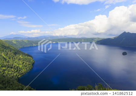 摩週湖(位於日本北海道,擁有日本最清澈的湖水,是繼俄羅斯貝加爾湖之後世界第二清澈的湖水) 摩週湖(位於日本北海道,擁有日本最清澈的湖水,是繼俄羅斯貝加爾湖之後世界第二清澈的湖水) 141862512