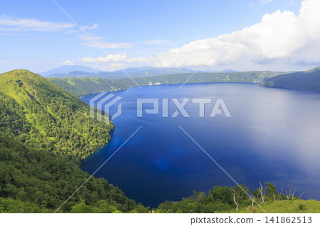 摩週湖(位於日本北海道,擁有日本最清澈的湖水,是繼俄羅斯貝加爾湖之後世界第二清澈的湖水) 摩週湖(位於日本北海道,擁有日本最清澈的湖水,是繼俄羅斯貝加爾湖之後世界第二清澈的湖水) 141862513